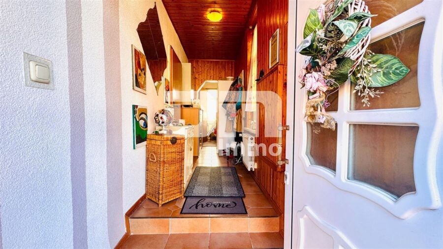 Solides Ein- bis Zweifamilienhaus mit großer Terrasse, Nebengebäude und opulenten Gartenbereich - EG Haupteingang / Flur / Diele 1